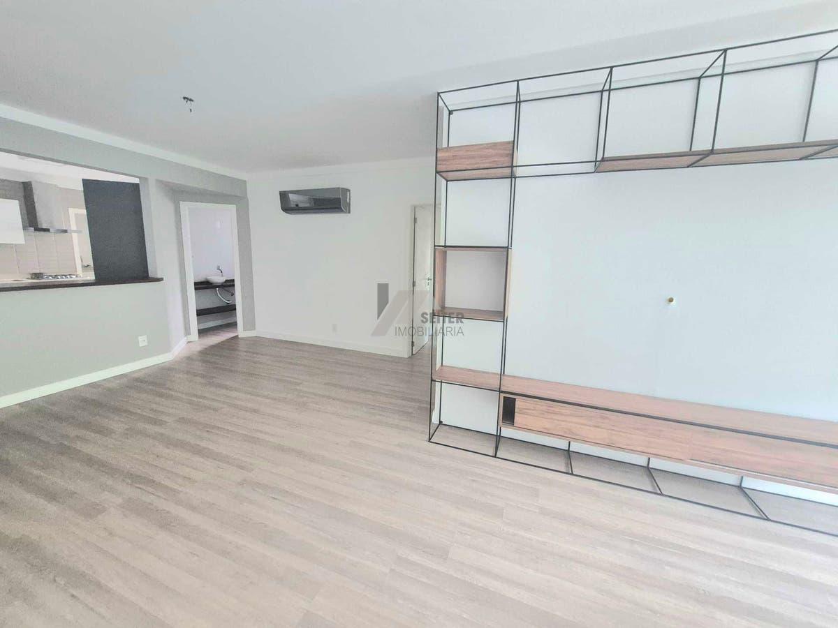 Apartamento alto padrão de 4 dormitorios sacada com churrasqueira e 2 vagas para locação no Itacorubi