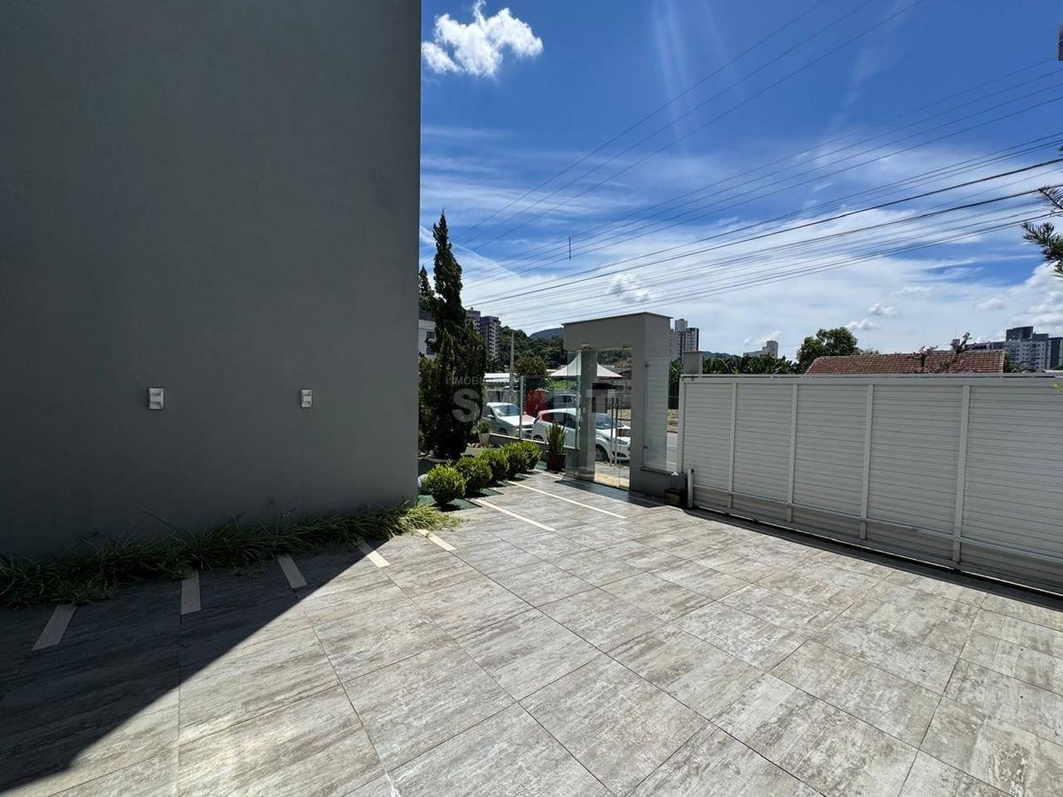 Casa no Centro de Jaraguá do Sul à Venda com Quatro Suítes sendo Uma Master