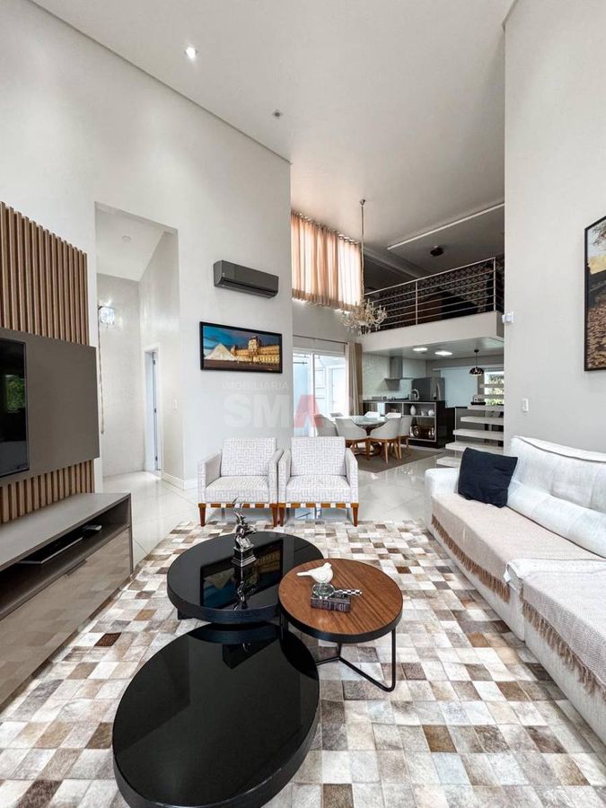 Casa com Piscina no Czerniewicz com 1 Suite e 2 Quartos