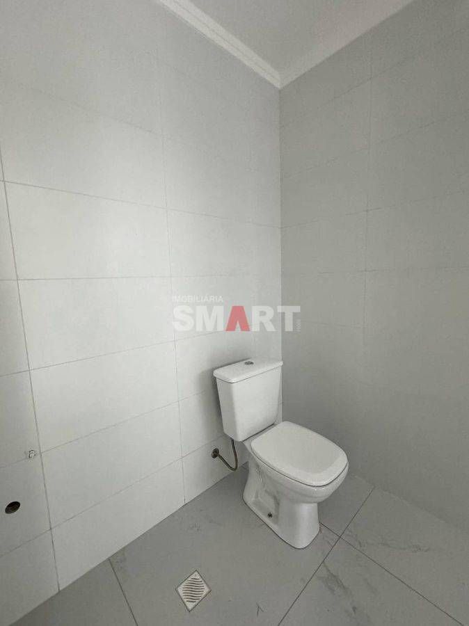 Casa Geminada com 1 Suíte + 2 Quartos e Amplo Espaço de Fundos