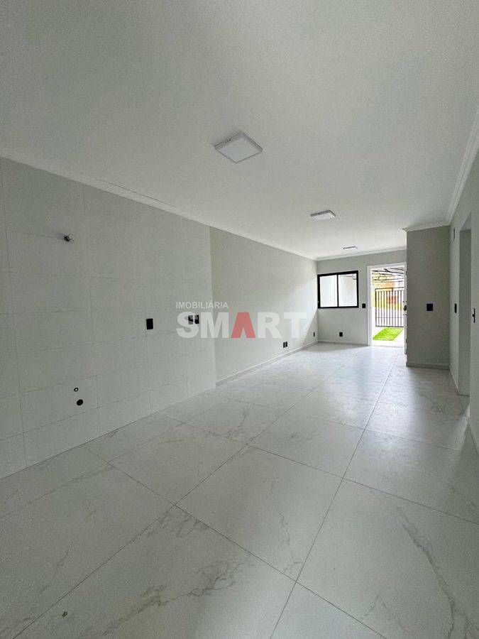 Casa Geminada com 1 Suíte + 2 Quartos e Amplo Espaço de Fundos