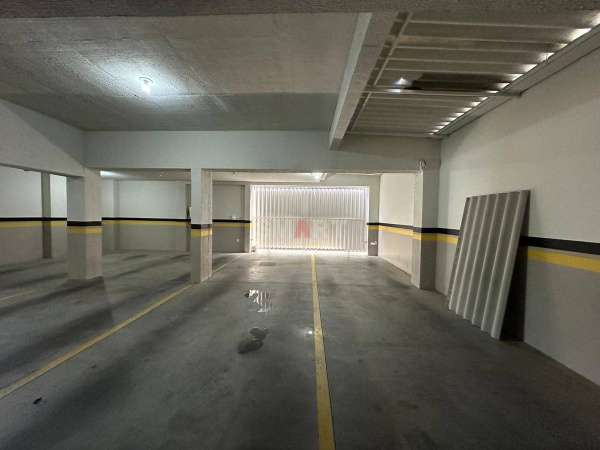 Apartamento 3 quartos (1 suíte) semimobiliado com 2 vagas de garagem e elevador