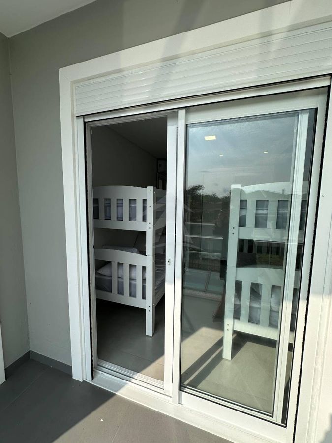 Sobrado quadra mar, com 3 quartos sendo 1 suite, cambijú