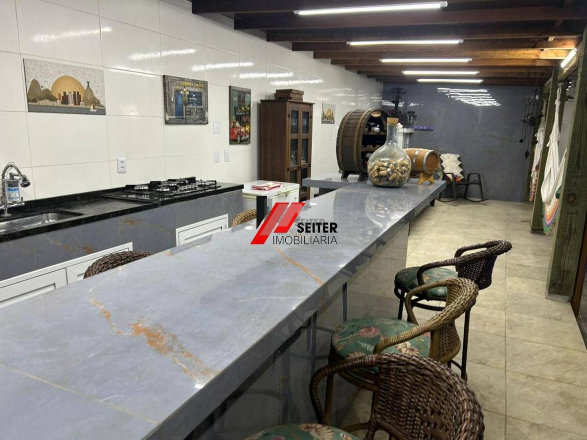 Casa de Alto Padrão com 280m² à Venda na Pedra branca: 4 Quartos 1 Suíte Área Gourmet e Piscina com Spa!