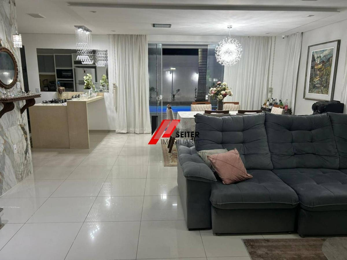 Casa de Alto Padrão com 280m² à Venda na Pedra branca: 4 Quartos 1 Suíte Área Gourmet e Piscina com Spa!