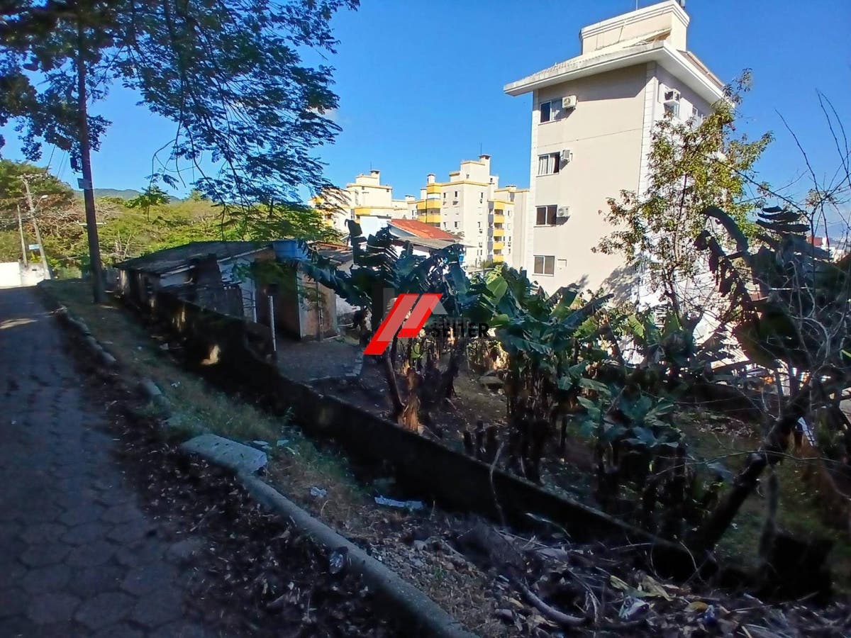 Casa a venda no saco grande as margens da SC401 terreno de 604,02M² com viabilidade de prédio.