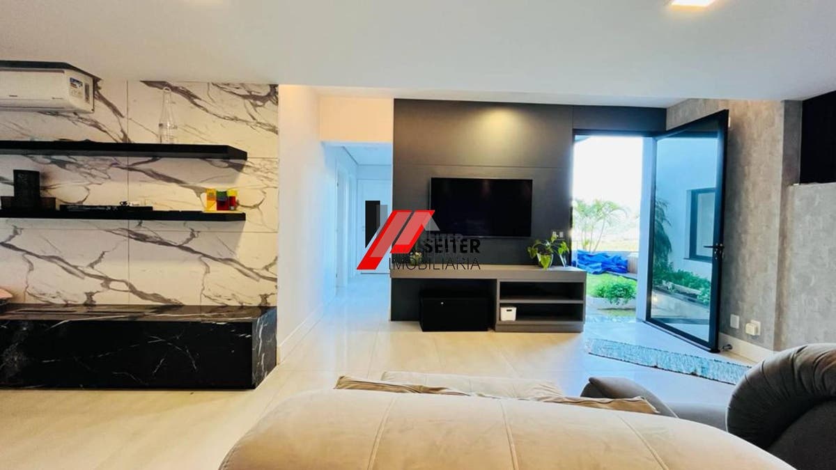Casa com 4 quartos a venda, 285,77 de área construída Trindade