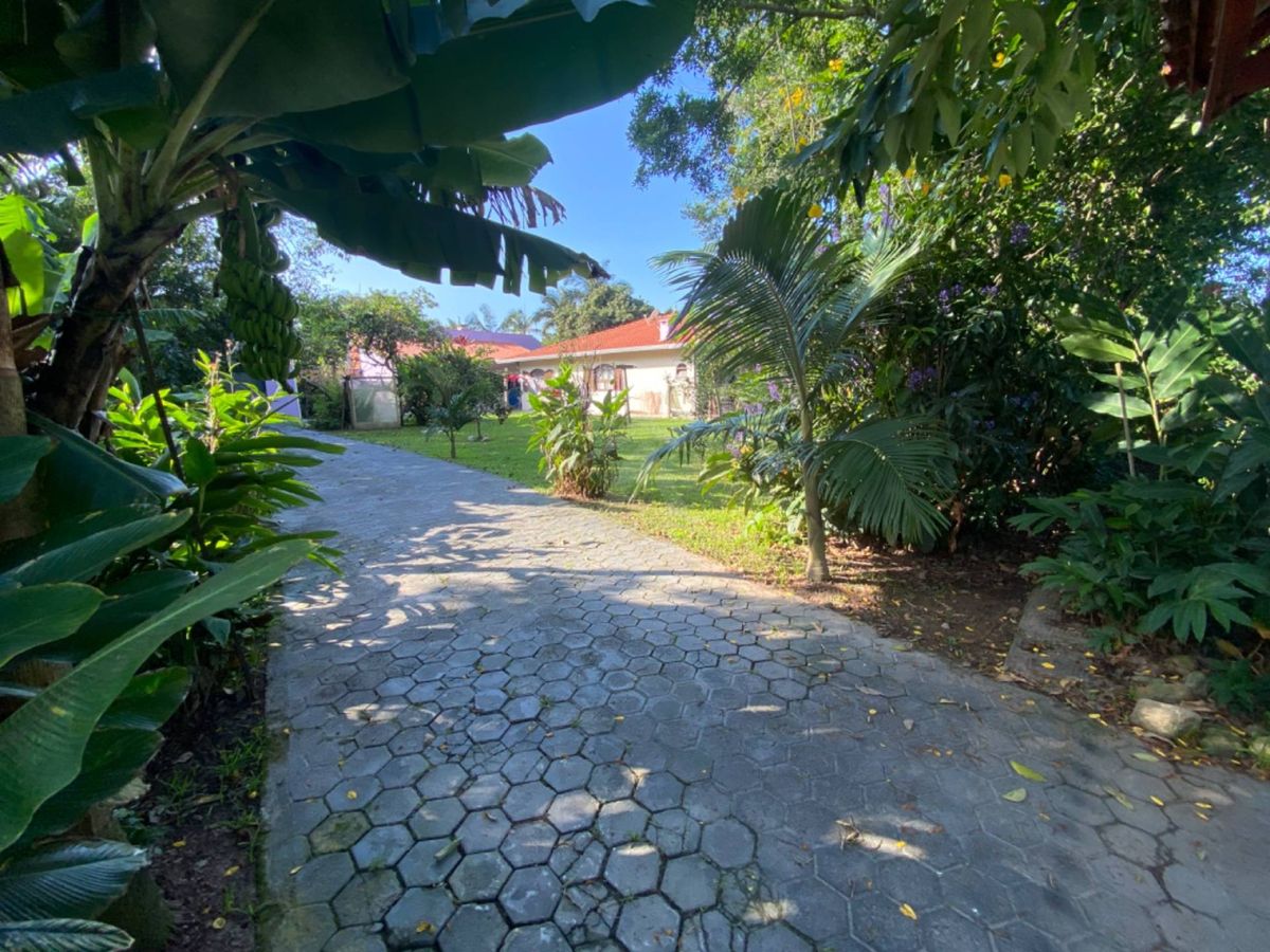 Casa com amplo terreno, 3 quartos, centro