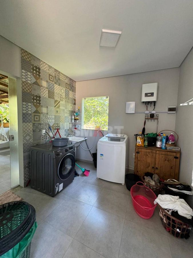 Casa com Piscina no Terraço e Ampla Área Externa no Bairro Ilha da Figueira