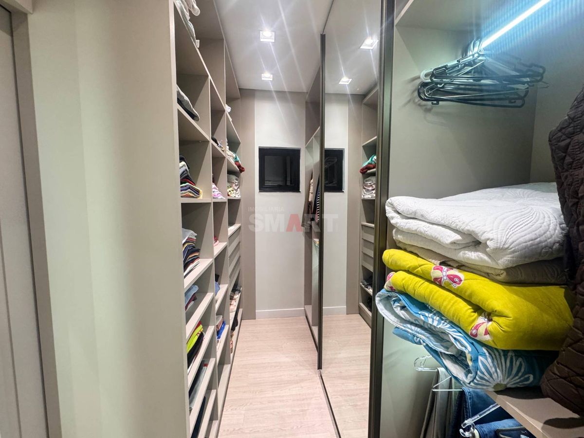 Casa de Alto Padrão com Edícula no Bairro Rau com 3 Suítes