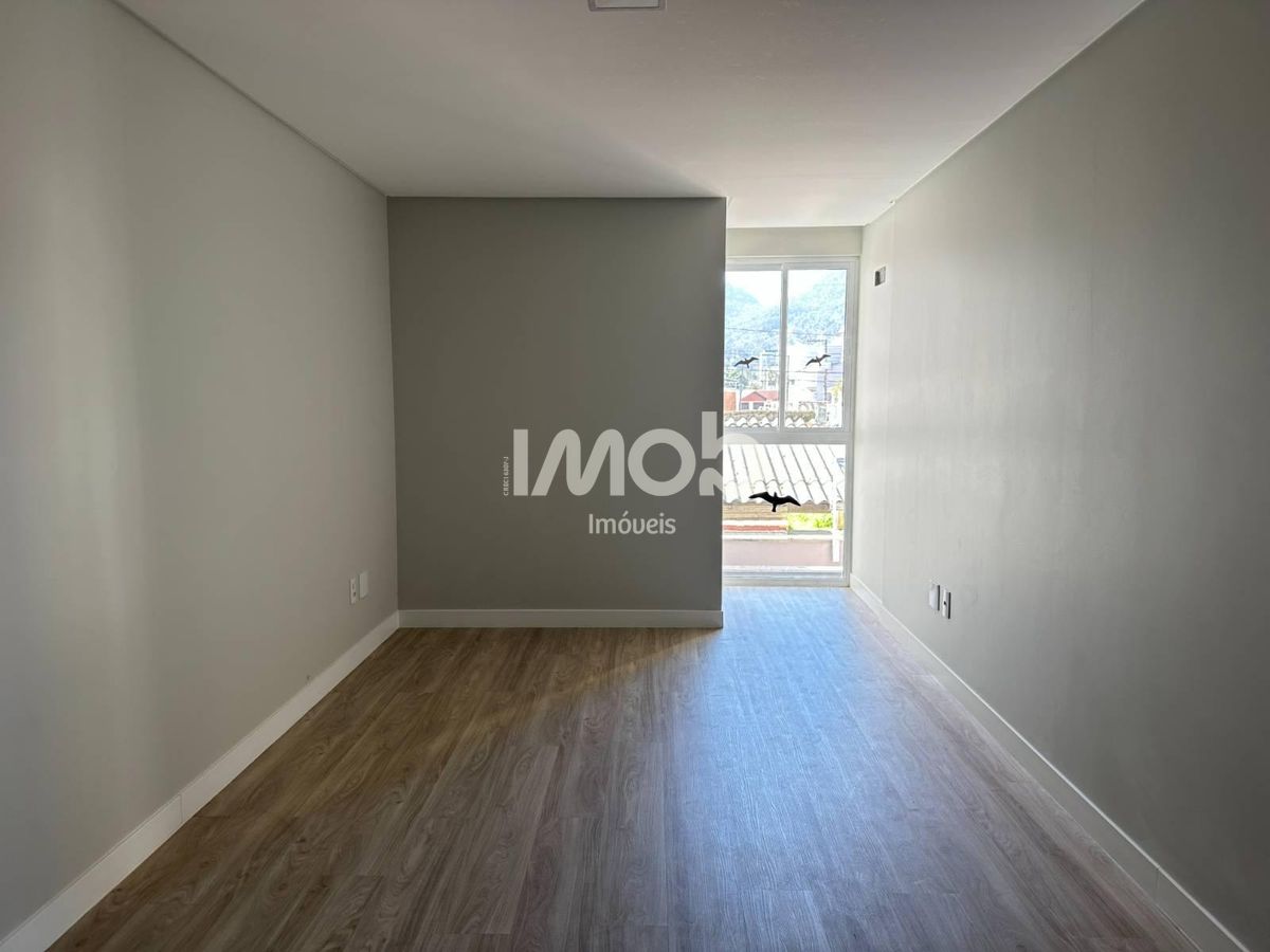 Apartamento com 3 suítes, centro