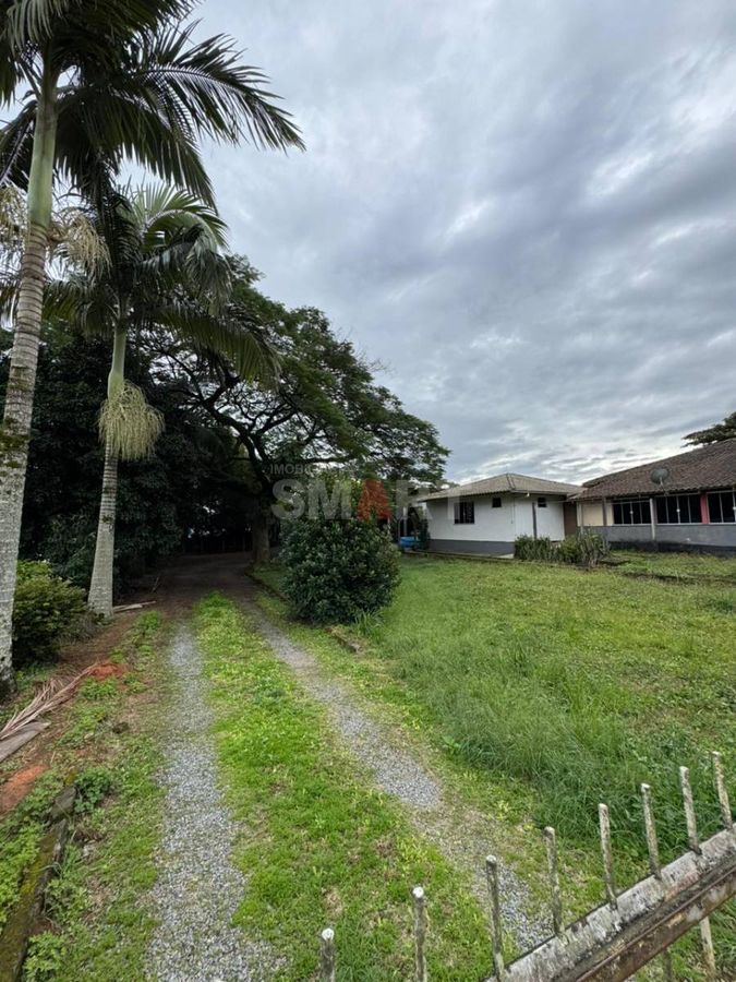 Terreno na Barra com 2 Casas em Ótima Localização