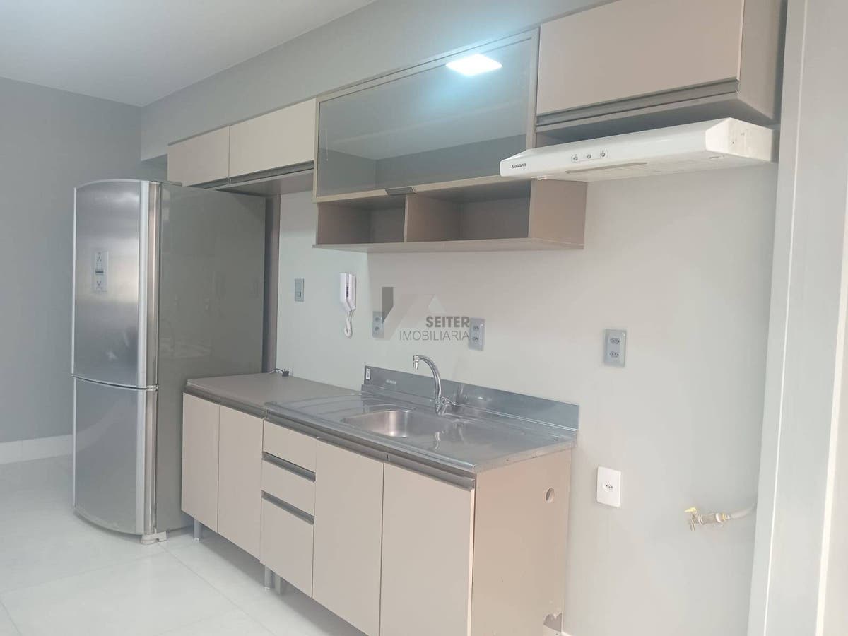 Apartamento 3 quartos para alugar na Av Mauro Ramos