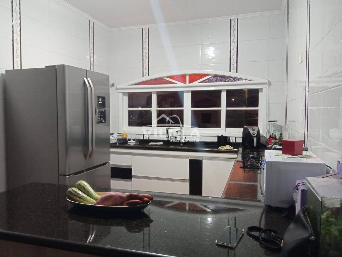 Casa a poucos metros da praia indaia