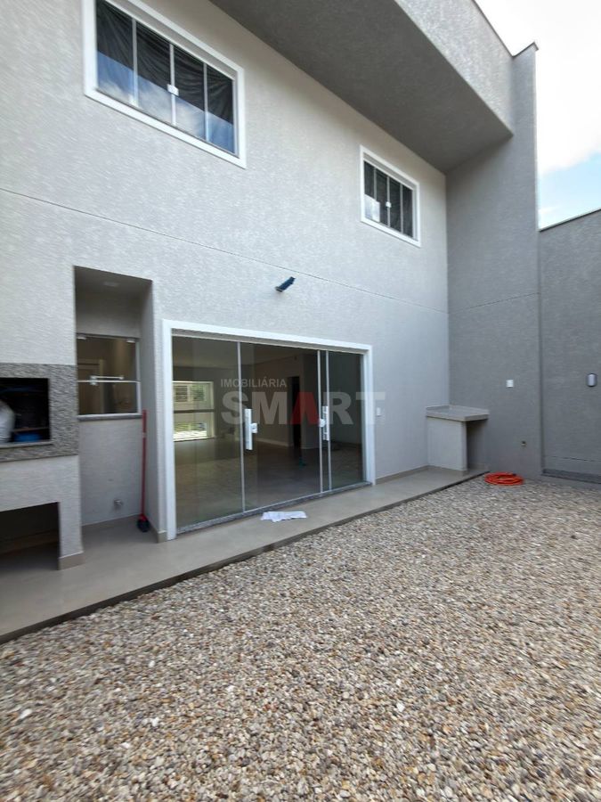 Geminado com 1 suíte + 2 quartos e 2 vagas de garagem coberta em região nobre