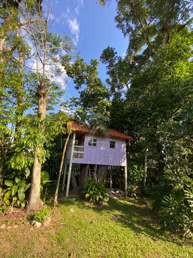 Casa com amplo terreno, 3 quartos, centro