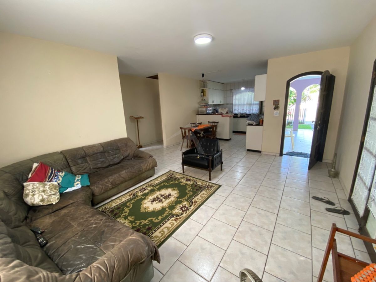 Casa com amplo terreno, 3 quartos, centro