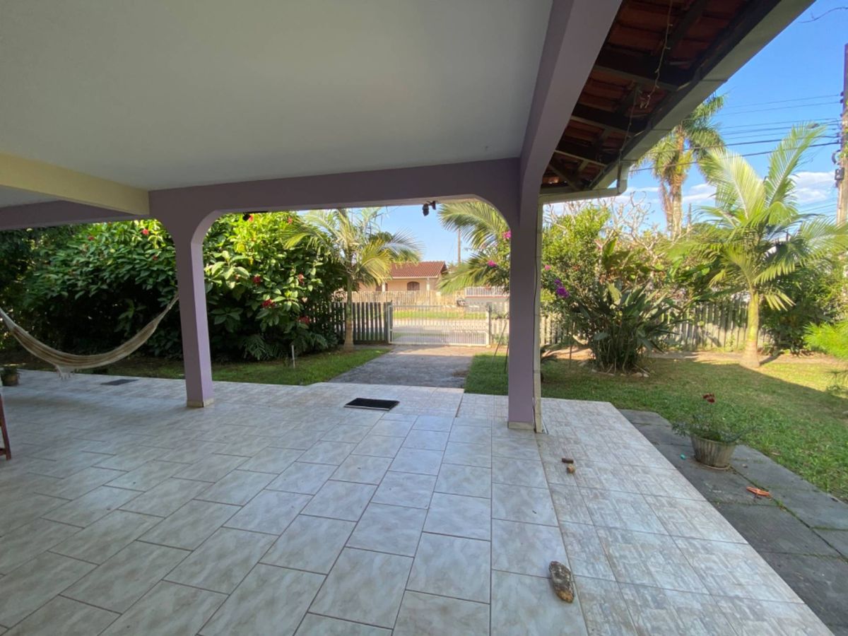 Casa com amplo terreno, 3 quartos, centro