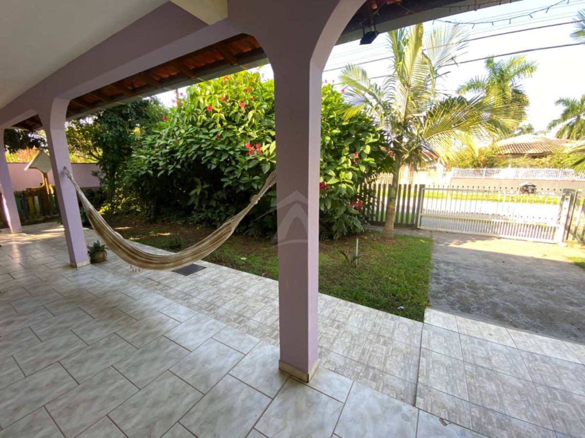 Casa com amplo terreno, 3 quartos, centro