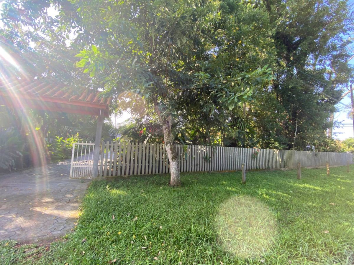 Casa com amplo terreno, 3 quartos, centro