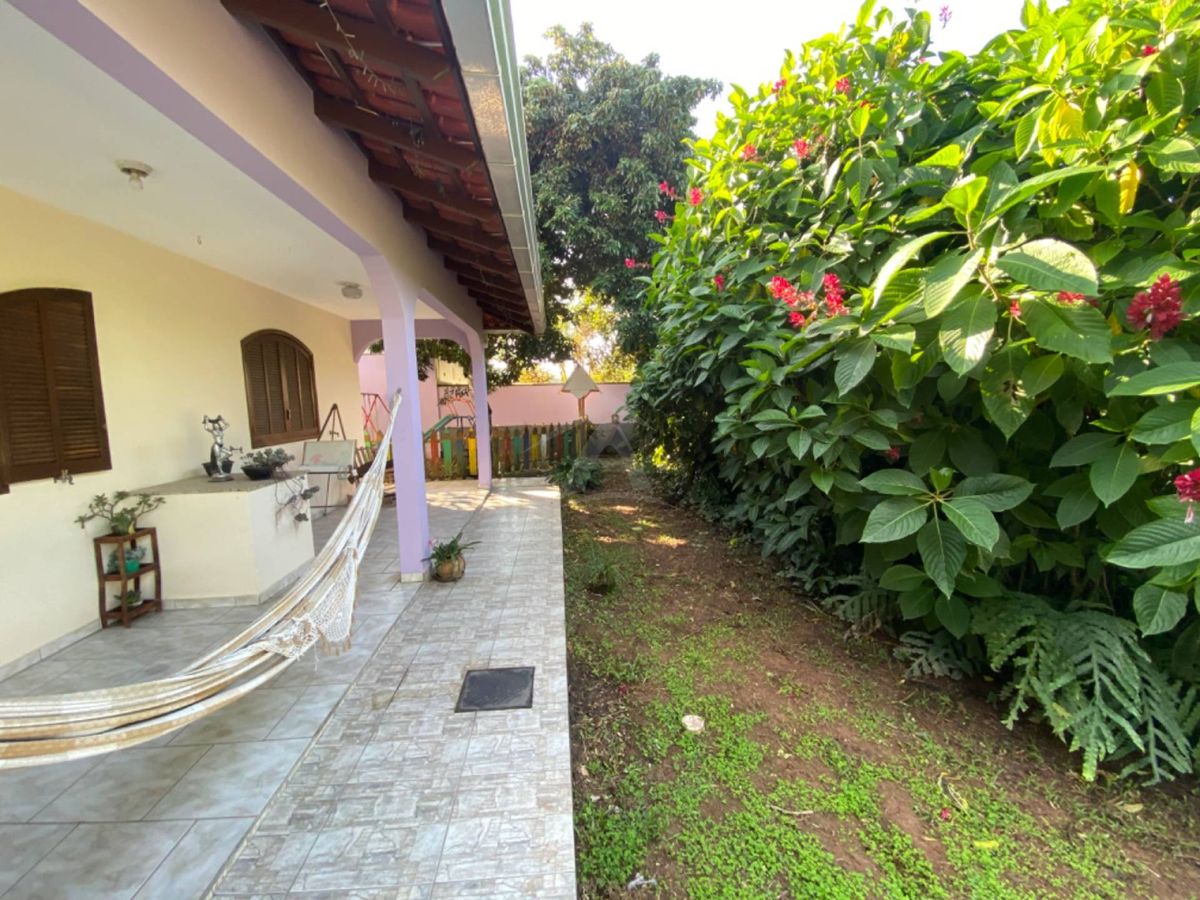 Casa com amplo terreno, 3 quartos, centro
