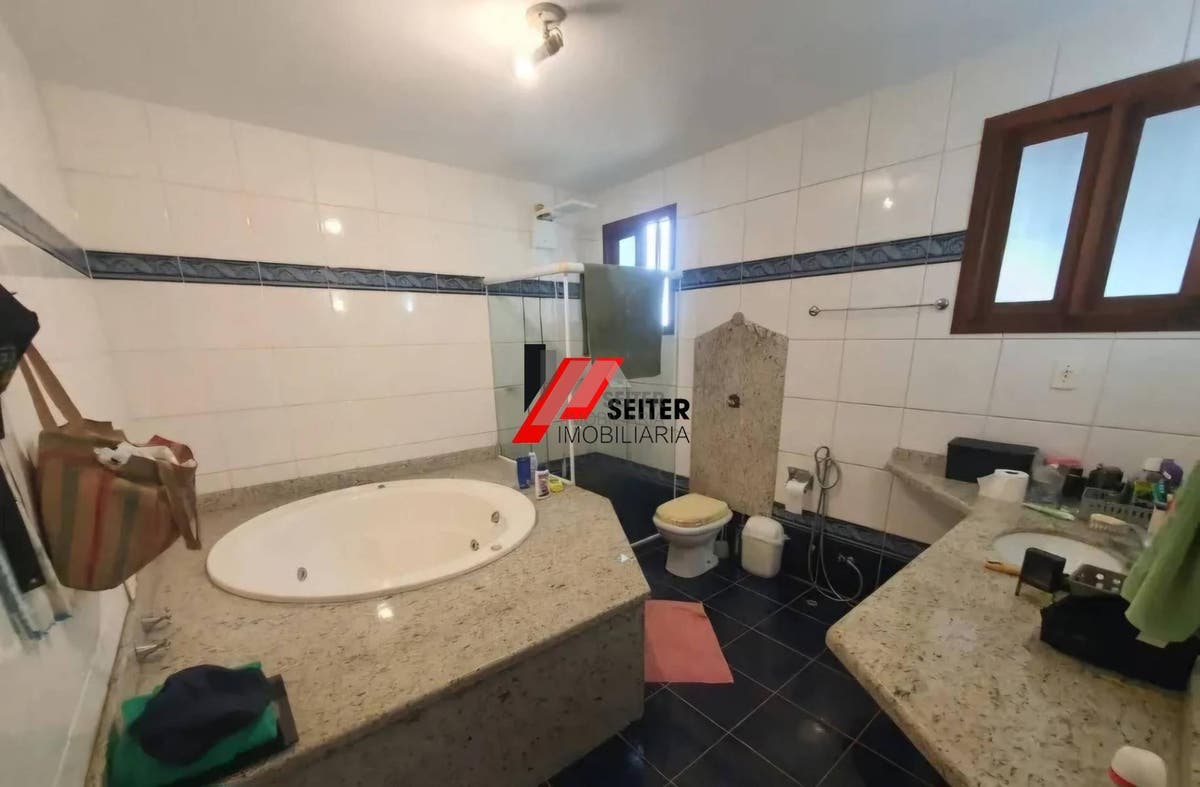 Casa à venda 350m² 6 dormitórios 2 suítes 3 vagas de garagem