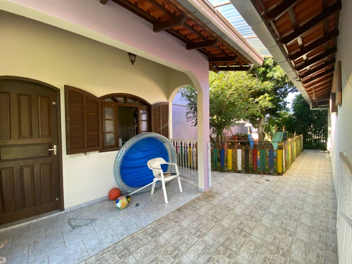 Casa com amplo terreno, 3 quartos, centro