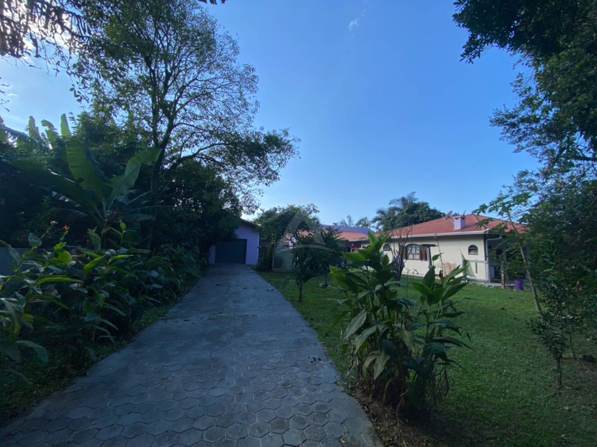 Casa com amplo terreno, 3 quartos, centro