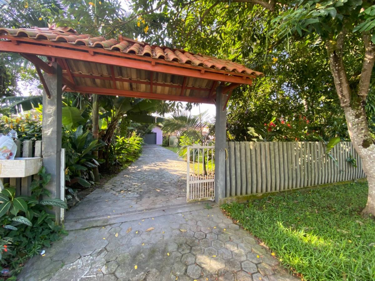Casa com amplo terreno, 3 quartos, centro