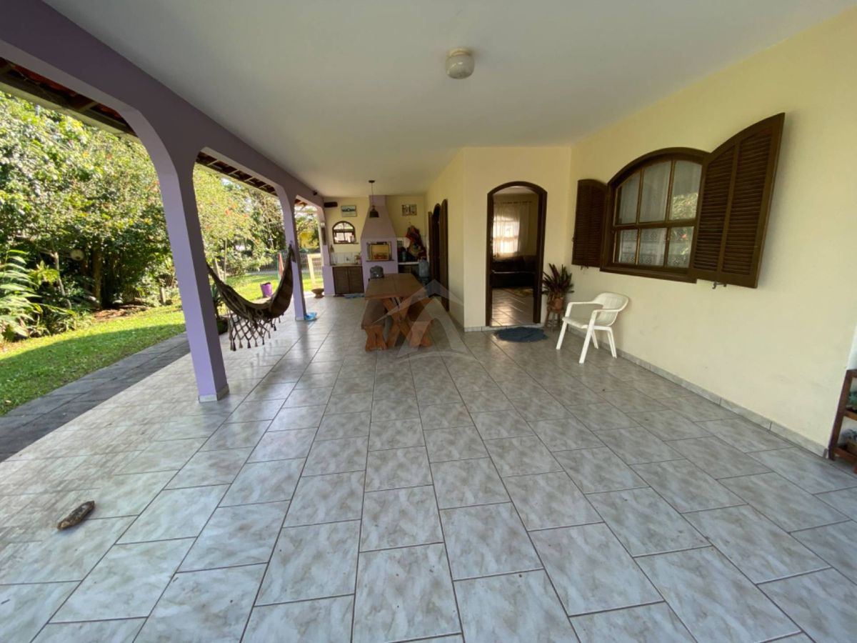Casa com amplo terreno, 3 quartos, centro