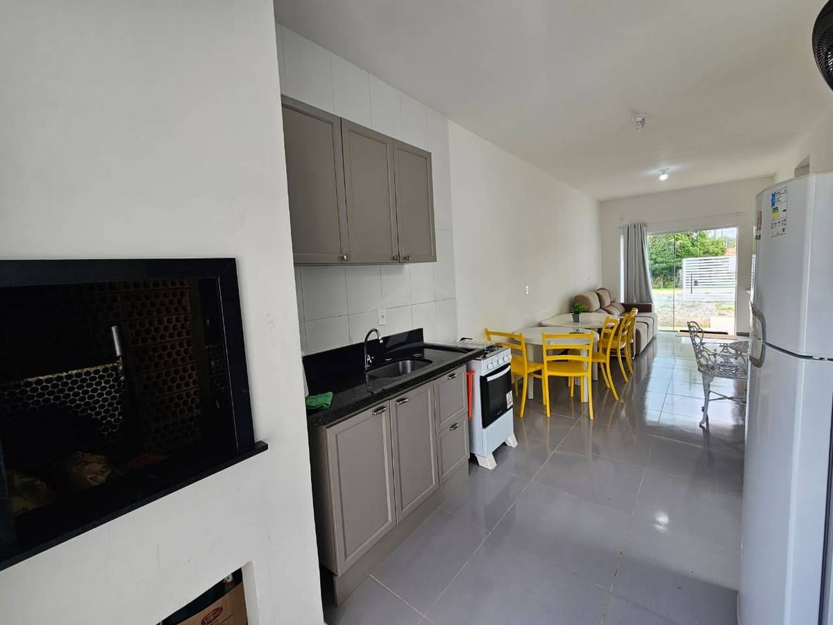 Casa mobiliada com piscina a 550m da praia, 3 quartos sendo 1 suíte, barra do saí