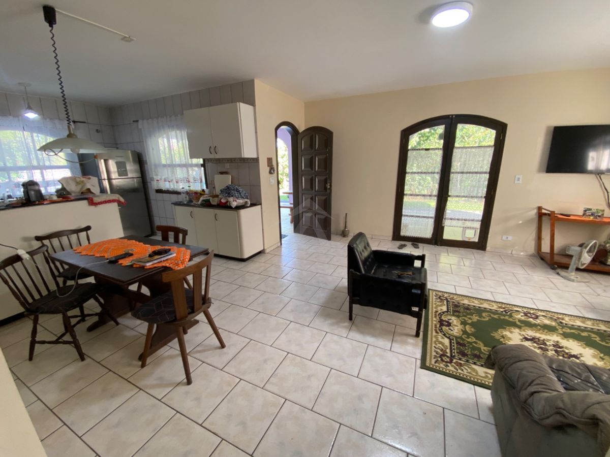 Casa com amplo terreno, 3 quartos, centro