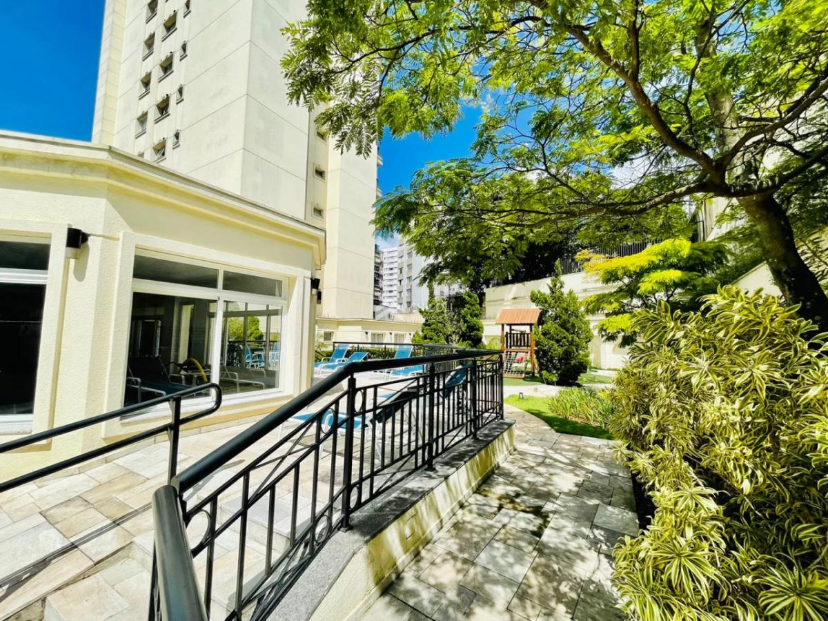 Fachada do prédio com área verde