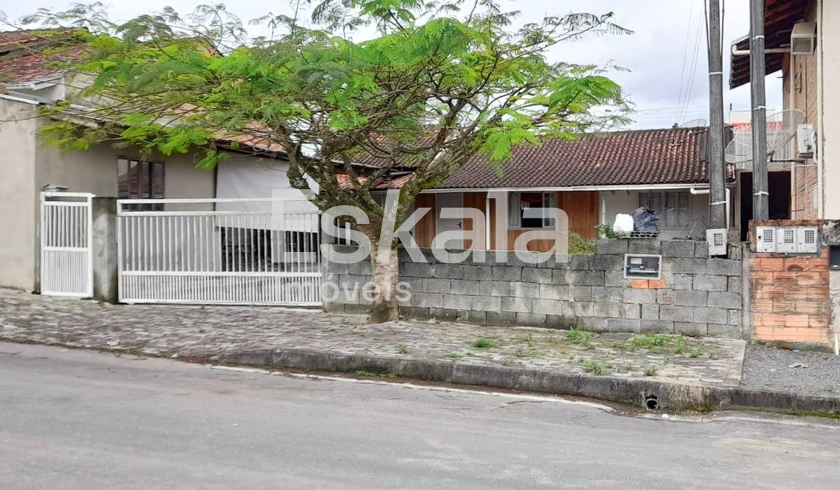 Casa Com 02 Quartos e 360m² De Área De Terreno Chico de Paulo - Jaraguá do Sul