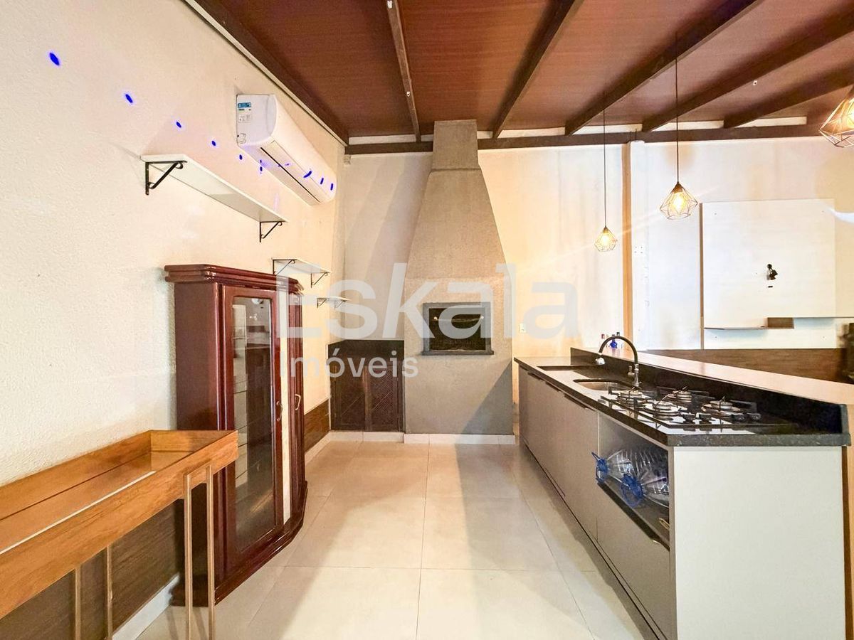Casa Com 04 Dormitórios + 01 Suíte jaraguá Esquerdo - Jaraguá Do Sul