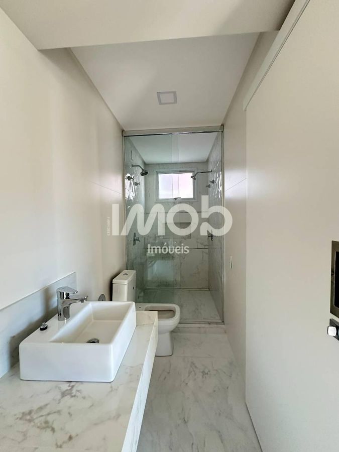 Apartamento com 3 suítes, centro