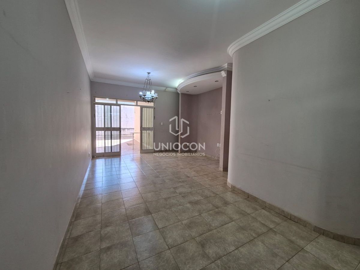 Casa, 3 quartos, 215 m² - Foto 1