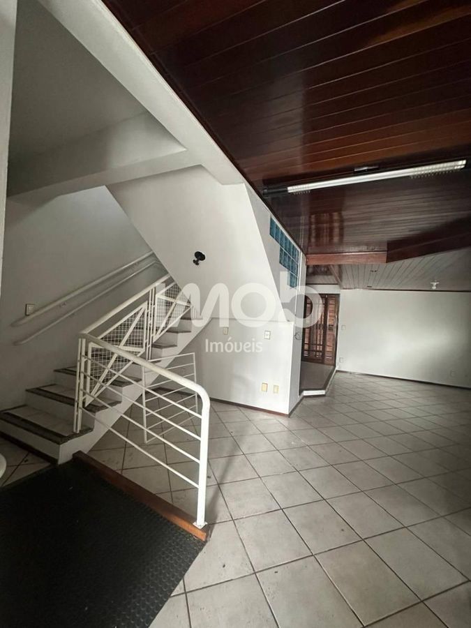 Casa com suíte master + 4 quartos, centro