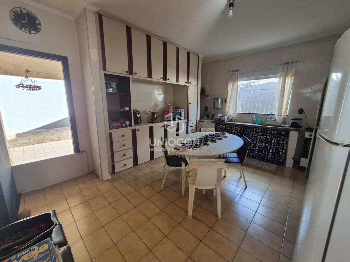 Casa, 3 quartos, 250 m² - Foto 11