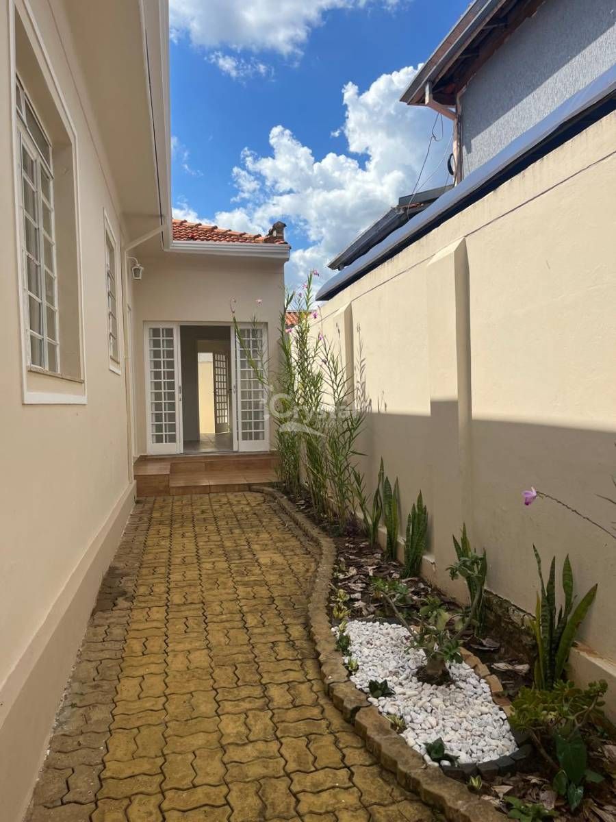 Casa à Venda e para Alugar no Centro de Avaré com 4 Salas, Recepção e Quintal nos Fundos. Foto 2