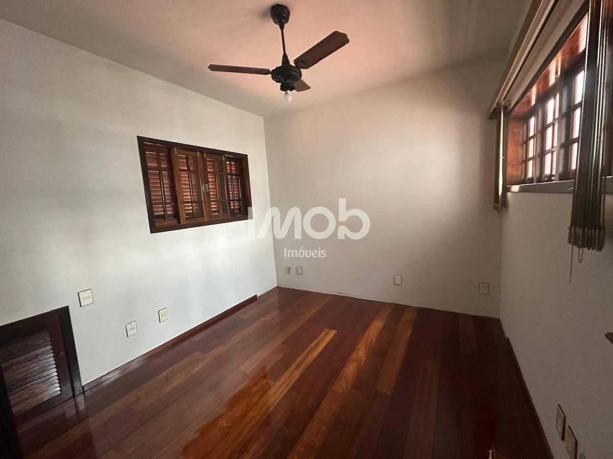 Casa com suíte master + 4 quartos, centro