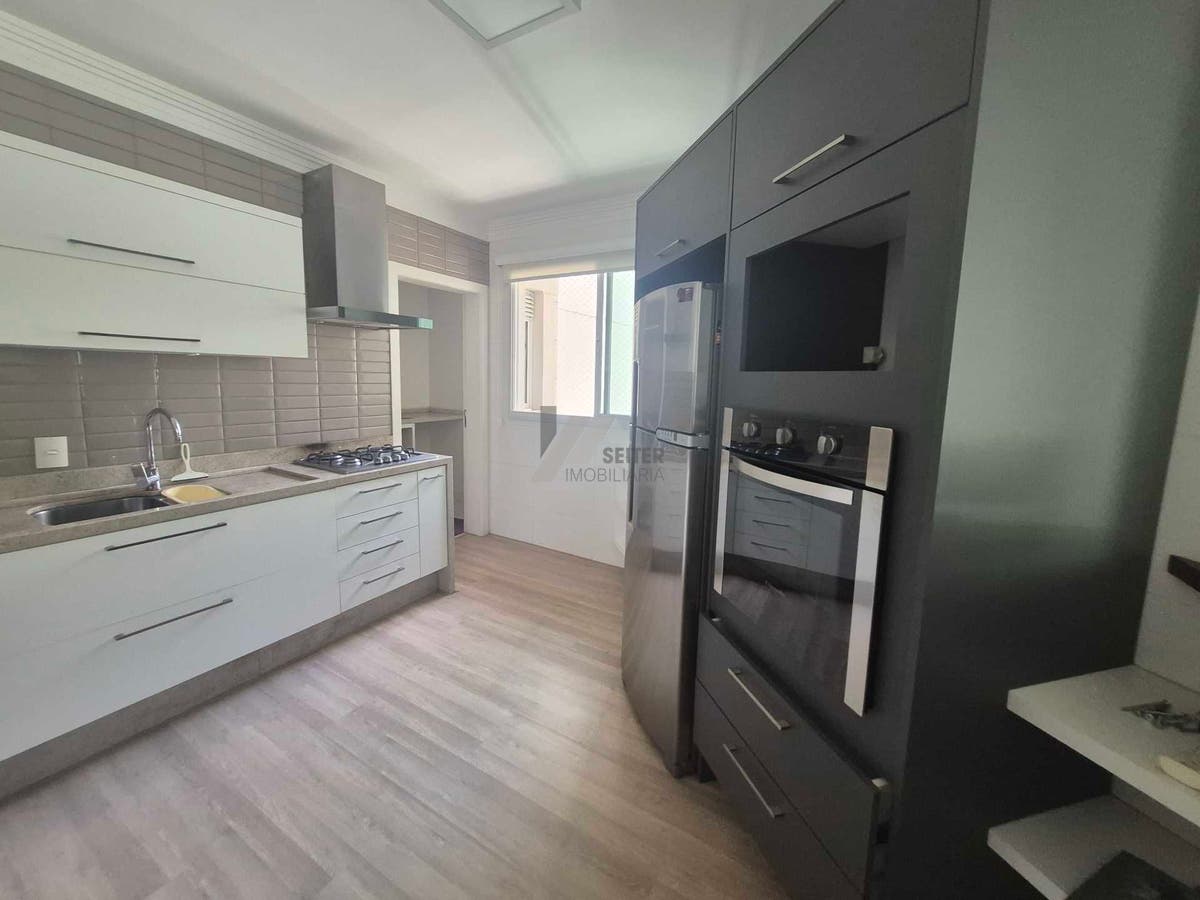 Apartamento alto padrão de 4 dormitorios sacada com churrasqueira e 2 vagas para locação no Itacorubi
