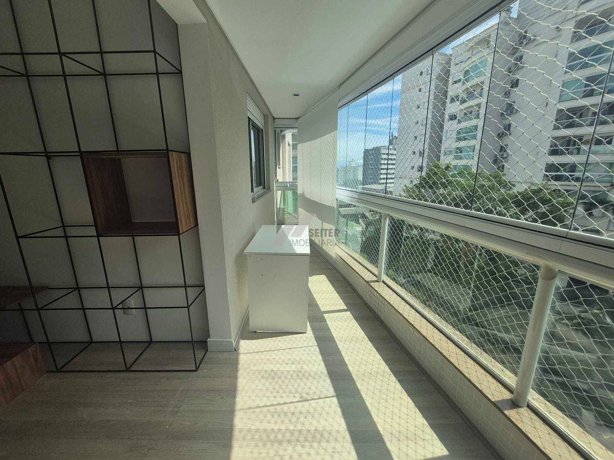 Apartamento alto padrão de 4 dormitorios sacada com churrasqueira e 2 vagas para locação no Itacorubi