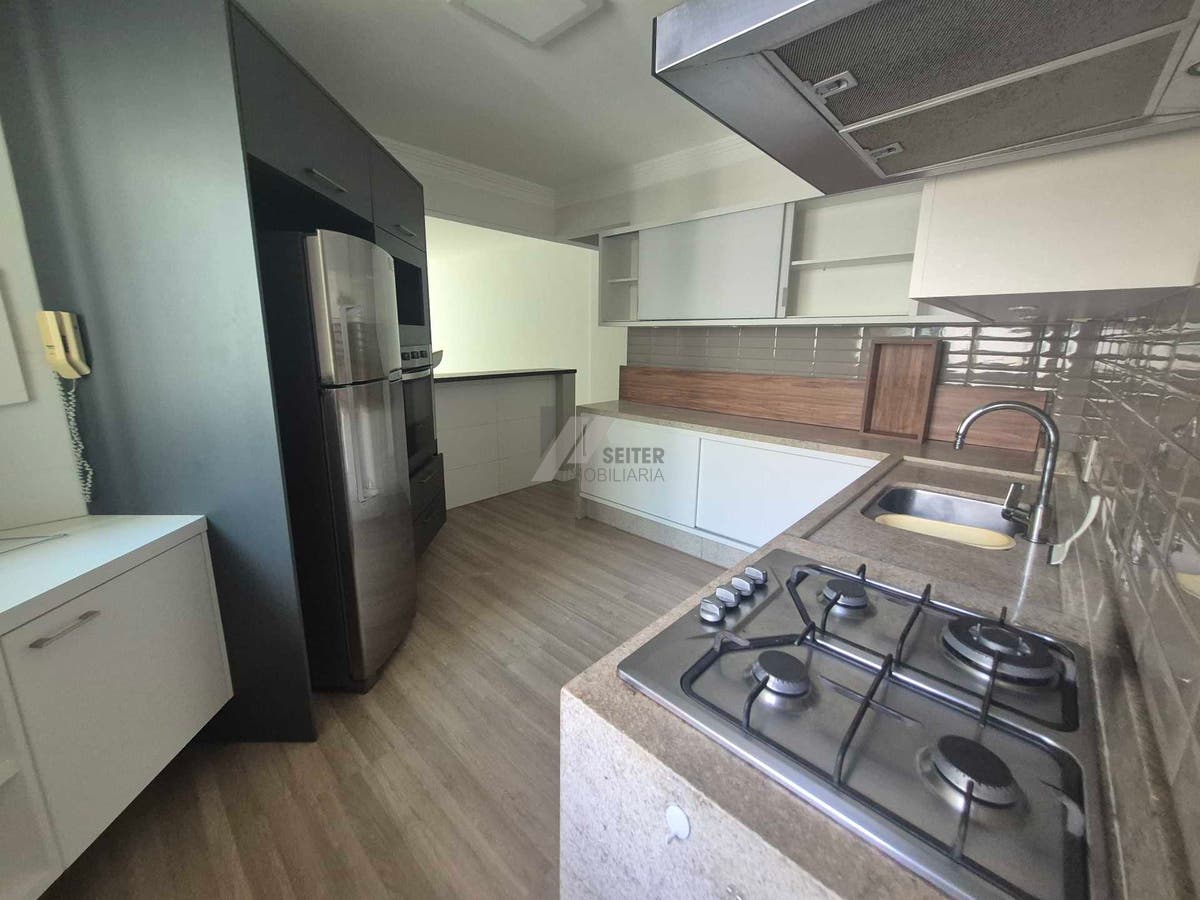 Apartamento alto padrão de 4 dormitorios sacada com churrasqueira e 2 vagas para locação no Itacorubi