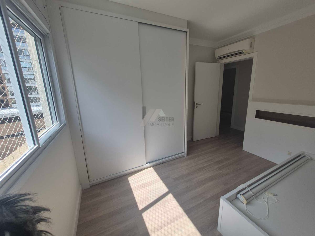 Apartamento alto padrão de 4 dormitorios sacada com churrasqueira e 2 vagas para locação no Itacorubi