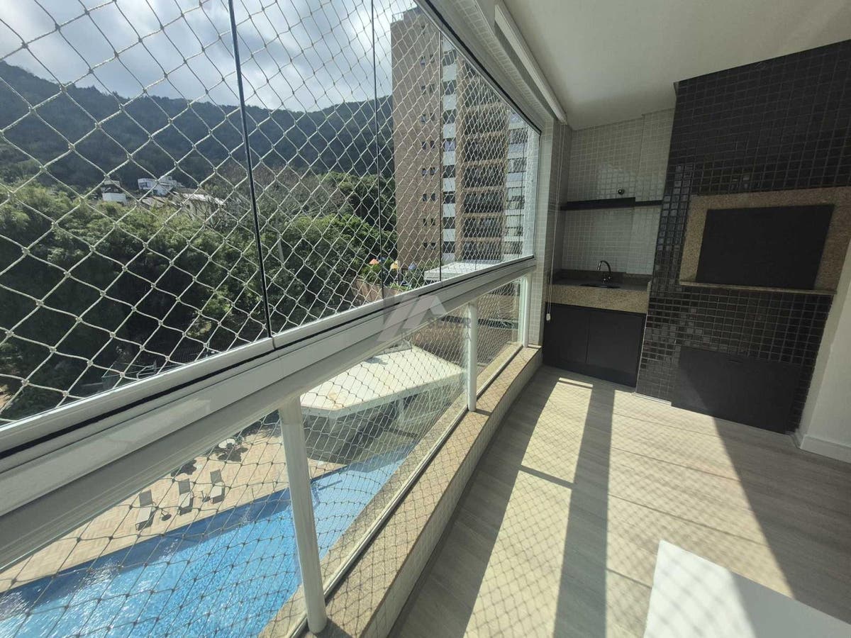 Apartamento alto padrão de 4 dormitorios sacada com churrasqueira e 2 vagas para locação no Itacorubi