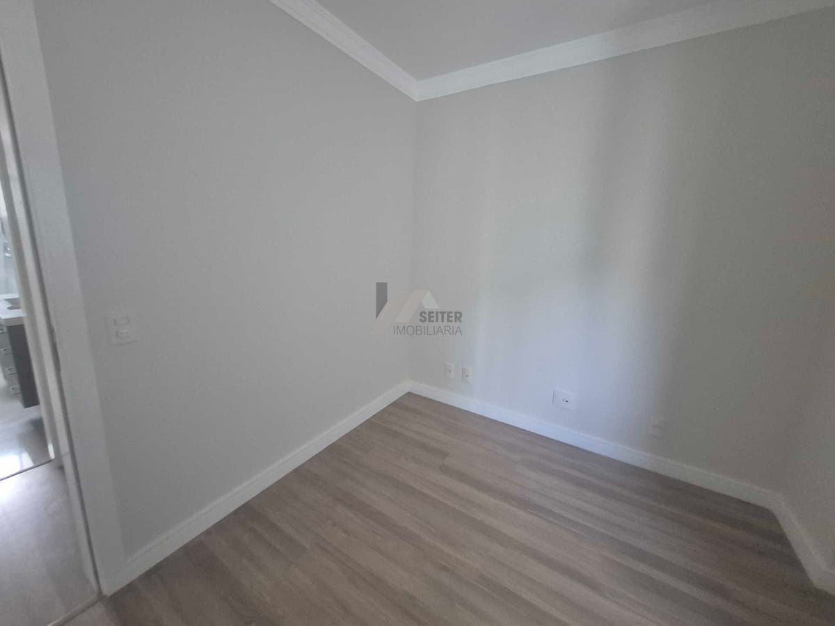 Apartamento alto padrão de 4 dormitorios sacada com churrasqueira e 2 vagas para locação no Itacorubi
