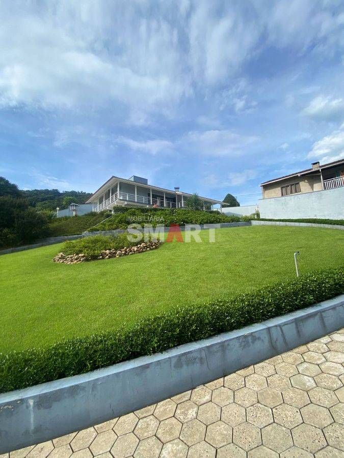 Casa à venda com 3 Suítes + 1 Quarto no bairro Czerniewicz