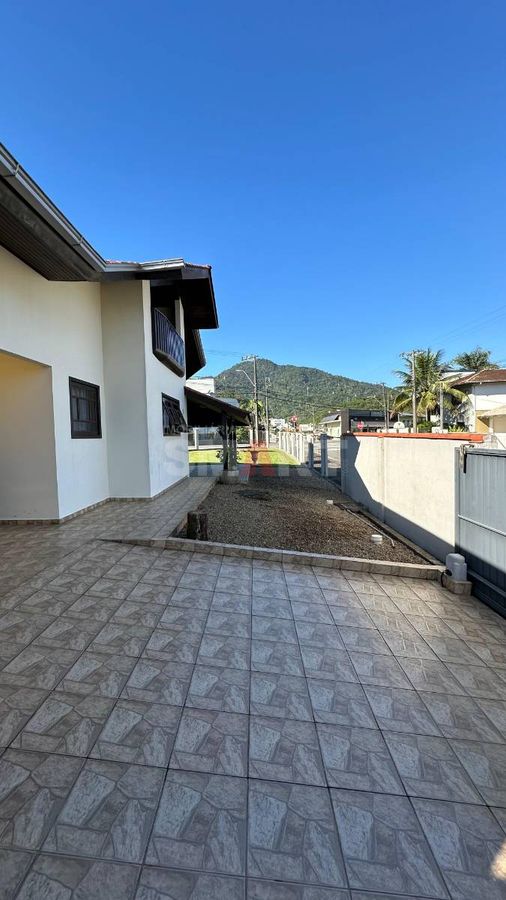 Casa com Suíte + 3 Quartos no Amizade