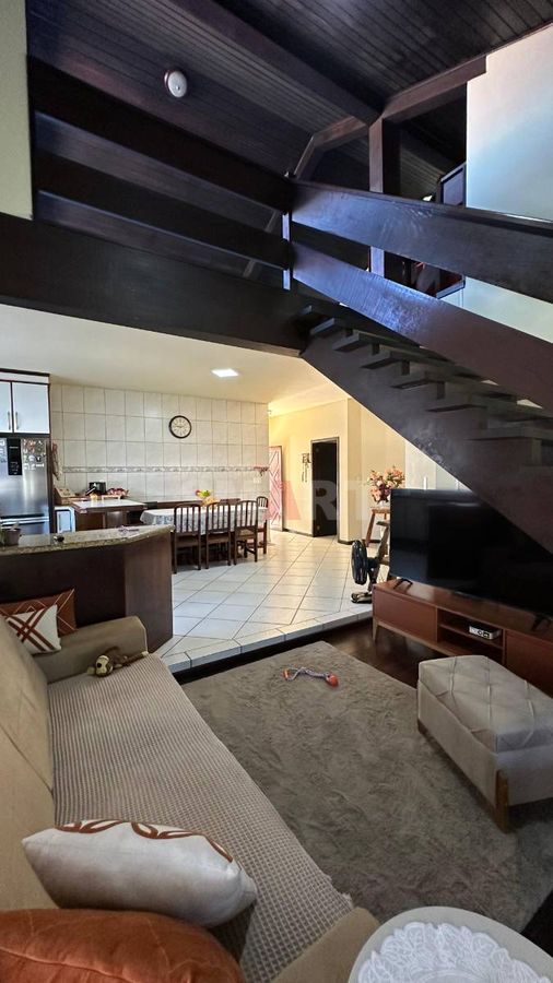 Casa com Suíte + 3 Quartos no Amizade